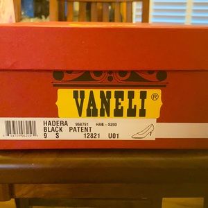 Black Vaneli heels. Size 9S (slim). Never worn.